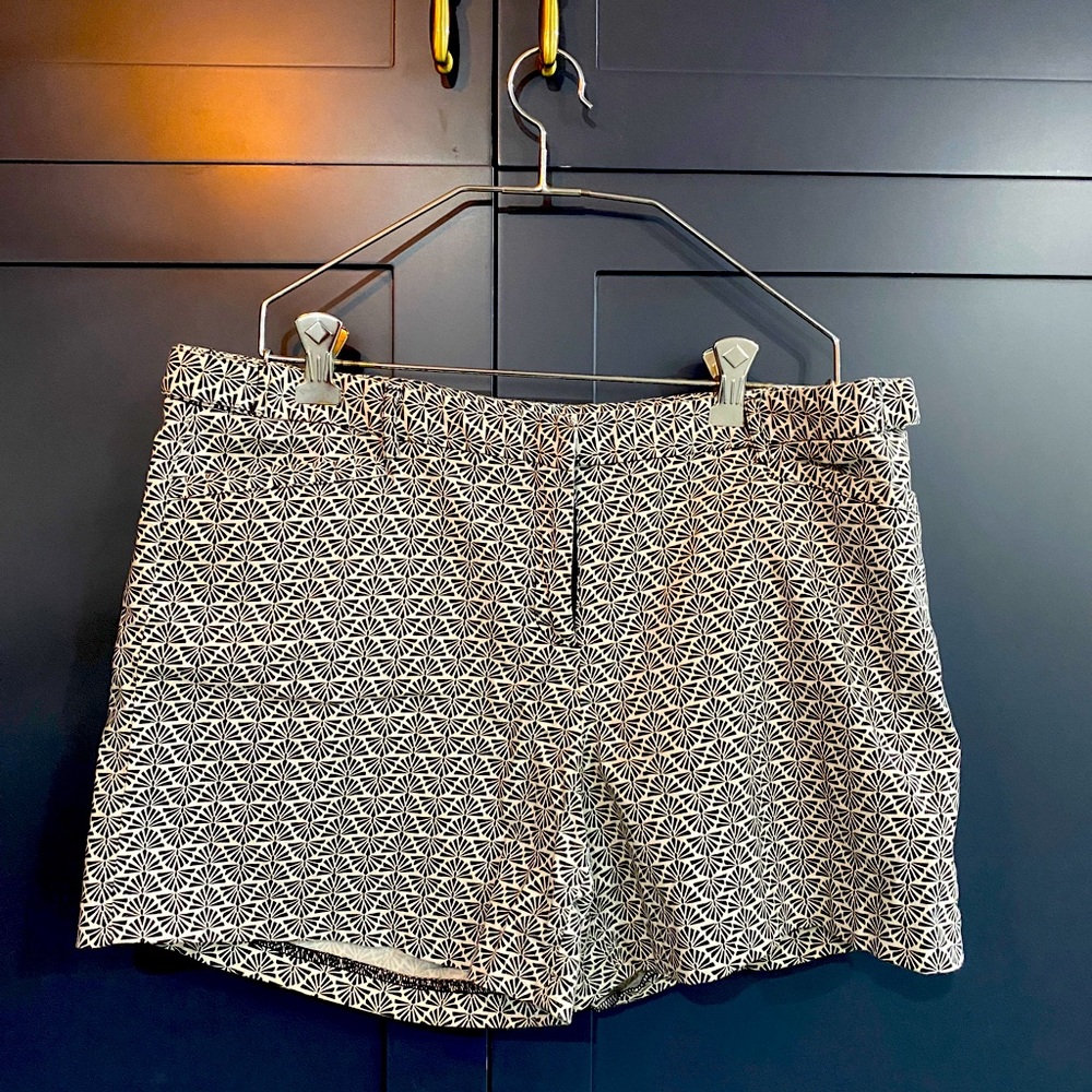 Súper cute Shelli Segal Black and White printed shorts, size L